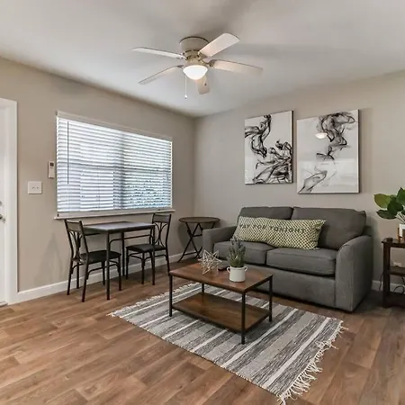 Lovely 1 Bedroom Steps From The Beach